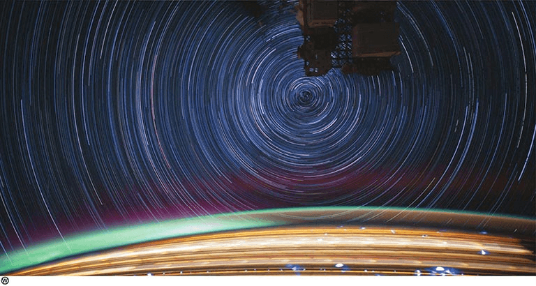 Why are the starry skies different in the four seasons?