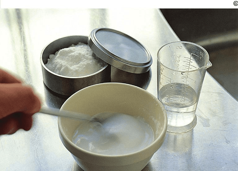 Perché l'acqua è più facile da mescolare, mentre la pasta è più difficile da mescolare?